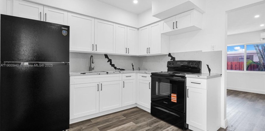 House in Hollywood, Florida 2 bedrooms, 123.1 sq.m. № 1953365