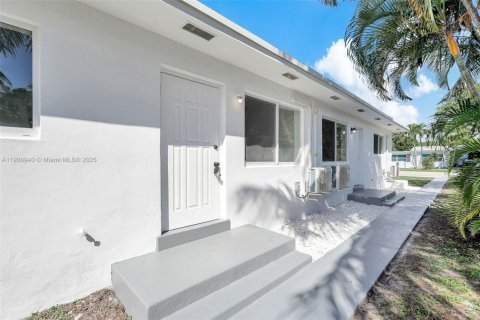 House in Hollywood, Florida 2 bedrooms, 123.1 sq.m. № 1953365 - photo 15