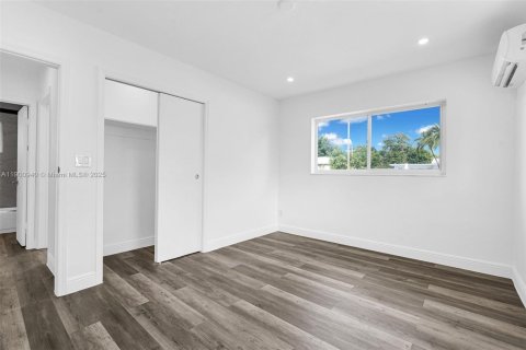 House in Hollywood, Florida 2 bedrooms, 123.1 sq.m. № 1953365 - photo 12