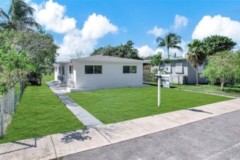 House in Hollywood, Florida 2 bedrooms, 123.1 sq.m. № 1953365 - photo 16