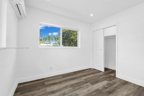 House in Hollywood, Florida 2 bedrooms, 123.1 sq.m. № 1953365 - photo 13