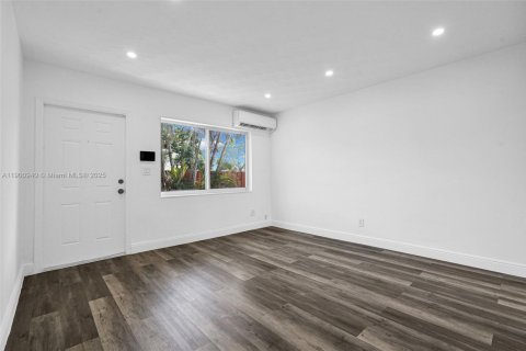 House in Hollywood, Florida 2 bedrooms, 123.1 sq.m. № 1953365 - photo 9