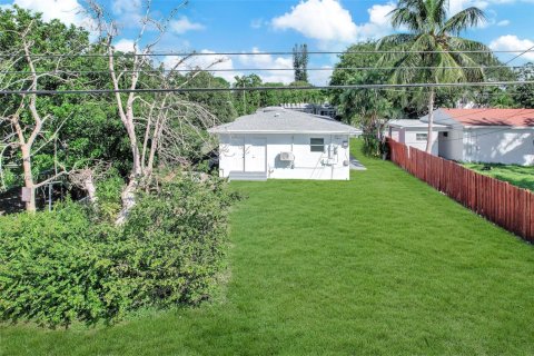 House in Hollywood, Florida 2 bedrooms, 123.1 sq.m. № 1953365 - photo 17