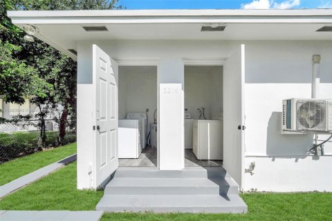 House in Hollywood, Florida 2 bedrooms, 123.1 sq.m. № 1953365 - photo 6