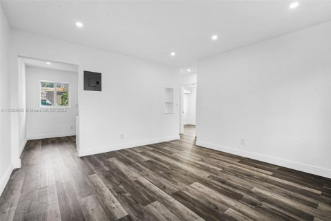 House in Hollywood, Florida 2 bedrooms, 123.1 sq.m. № 1953365 - photo 8