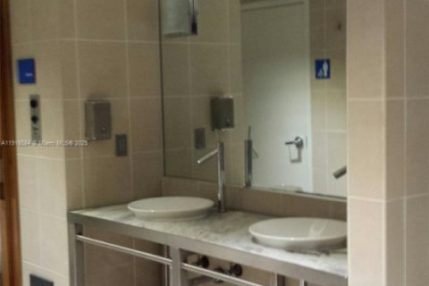 Condo in Miami, Florida, 2 bedrooms  № 1972663 - photo 17