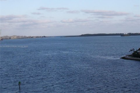 Condo in Miami, Florida, 2 bedrooms  № 1972663 - photo 1