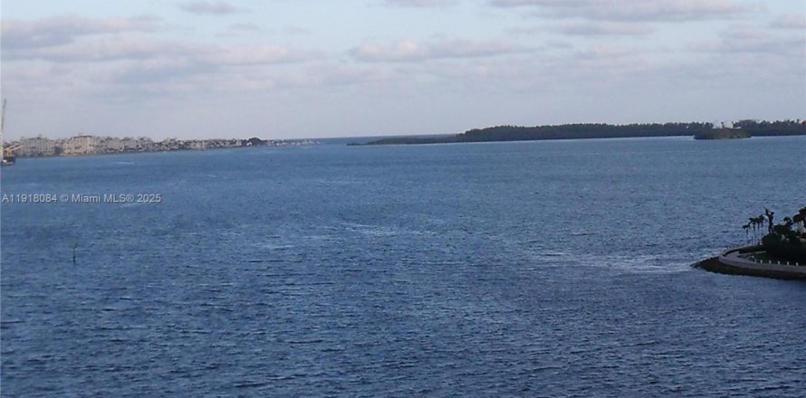 Condo in Miami, Florida, 2 bedrooms  № 1972663