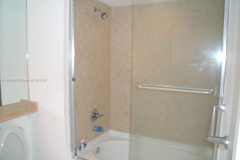 Condo in Miami, Florida, 2 bedrooms  № 1972663 - photo 11