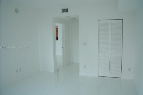 Condo in Miami, Florida, 2 bedrooms  № 1972663 - photo 5