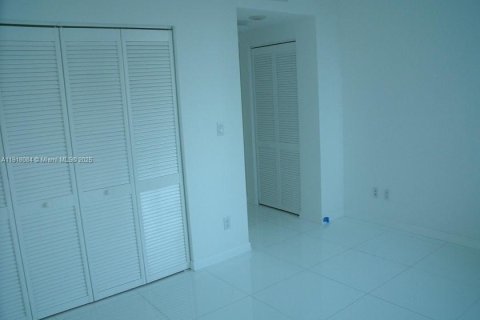 Condo in Miami, Florida, 2 bedrooms  № 1972663 - photo 13