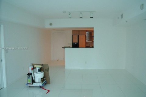 Condo in Miami, Florida, 2 bedrooms  № 1972663 - photo 6
