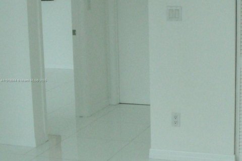 Condo in Miami, Florida, 2 bedrooms  № 1972663 - photo 10