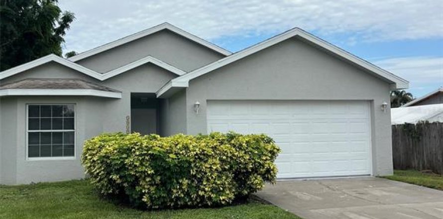 House in Okeechobee, Florida 3 bedrooms, 138.8 sq.m. № 2149496