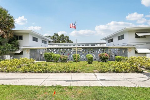 Condo à North Miami, Floride, 2 chambres  № 2034774