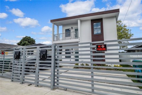 Villa ou maison à louer à Miami, Floride: 3 chambres, 174.66 m2 № 1865495 - photo 1