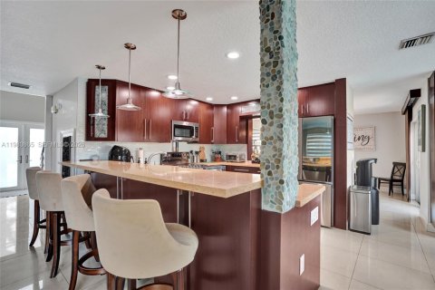 House in Davie, Florida 4 bedrooms, 225.01 sq.m. № 2043338 - photo 11