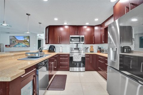 House in Davie, Florida 4 bedrooms, 225.01 sq.m. № 2043338 - photo 16