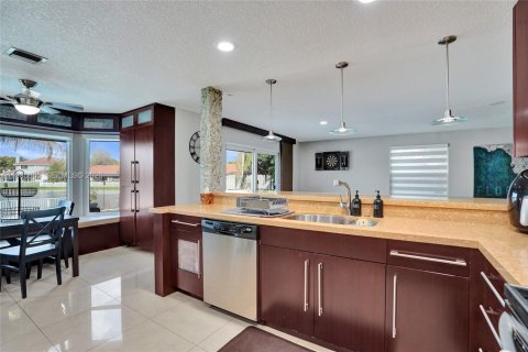 House in Davie, Florida 4 bedrooms, 225.01 sq.m. № 2043338 - photo 20