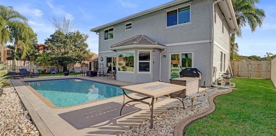 House in Davie, Florida 4 bedrooms, 225.01 sq.m. № 2043338