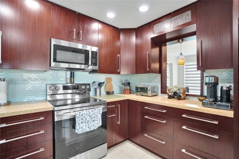 House in Davie, Florida 4 bedrooms, 225.01 sq.m. № 2043338 - photo 15