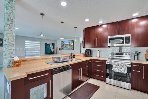 House in Davie, Florida 4 bedrooms, 225.01 sq.m. № 2043338 - photo 19