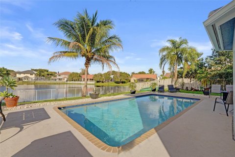 House in Davie, Florida 4 bedrooms, 225.01 sq.m. № 2043338 - photo 2