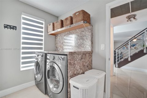 House in Davie, Florida 4 bedrooms, 225.01 sq.m. № 2043338 - photo 10