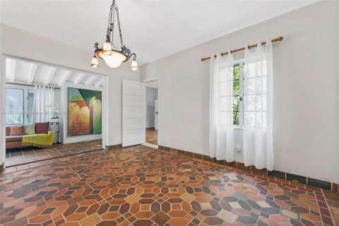 House in Miami, Florida 4 bedrooms, 179.49 sq.m. № 1921906 - photo 8