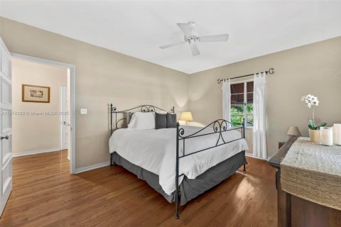 House in Miami, Florida 4 bedrooms, 179.49 sq.m. № 1921906 - photo 29