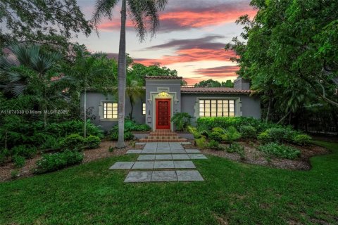 House in Miami, Florida 4 bedrooms, 179.49 sq.m. № 1921906 - photo 1