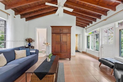 House in Miami, Florida 4 bedrooms, 179.49 sq.m. № 1921906 - photo 15