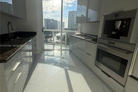 Condominio en Sunny Isles Beach, Florida, 2 dormitorios  № 2033634