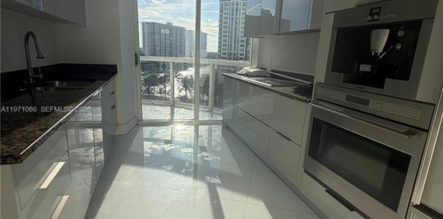 Condominio en Sunny Isles Beach, Florida, 2 dormitorios  № 2033634
