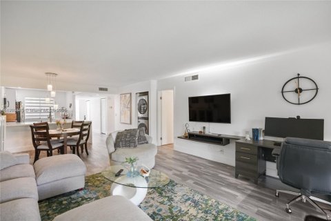 Condo in Weston, Florida, 2 bedrooms № 1952195 - photo 7