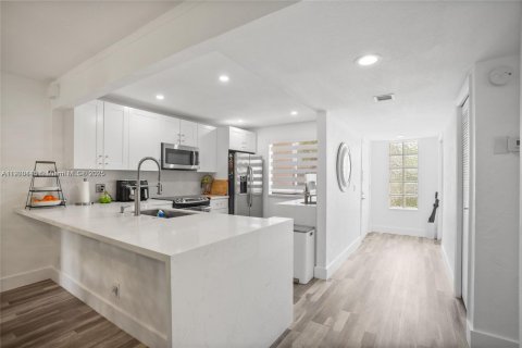 Condo in Weston, Florida, 2 bedrooms № 1952195 - photo 2