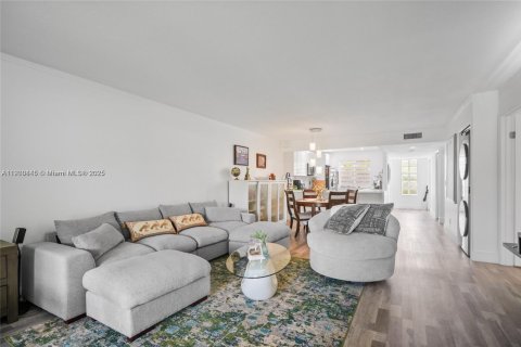 Condo in Weston, Florida, 2 bedrooms № 1952195 - photo 8