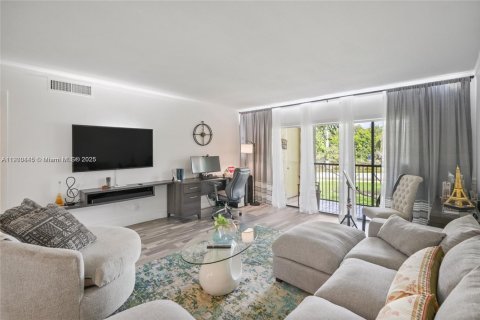 Condo in Weston, Florida, 2 bedrooms № 1952195 - photo 6