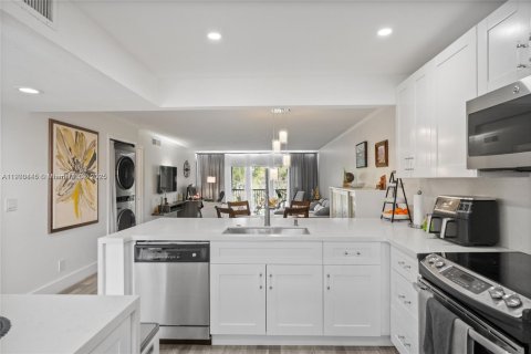 Condo in Weston, Florida, 2 bedrooms № 1952195 - photo 4