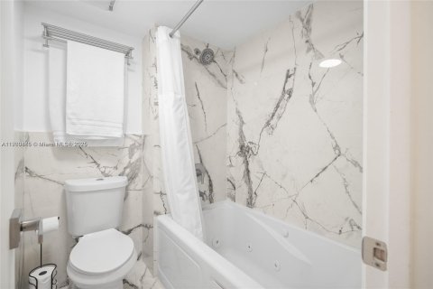 Condo in Weston, Florida, 2 bedrooms № 1952195 - photo 11