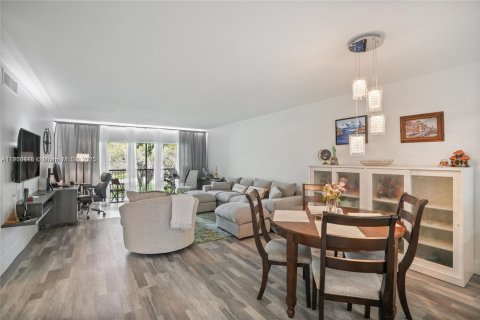 Condo in Weston, Florida, 2 bedrooms № 1952195 - photo 10