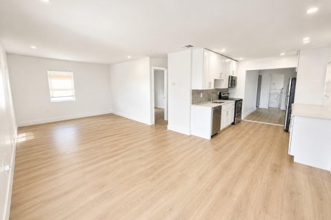 Villa ou maison à louer à St. Lucie, Floride: 4 chambres, 163.88 m2 № 2295649 - photo 2