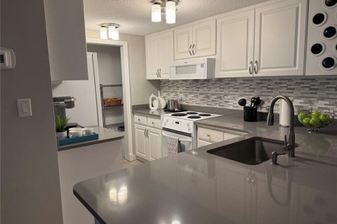 Condominio en venta en Palm Harbor, Florida, 1 dormitorio, 76.64 m2 № 2221668 - foto 12