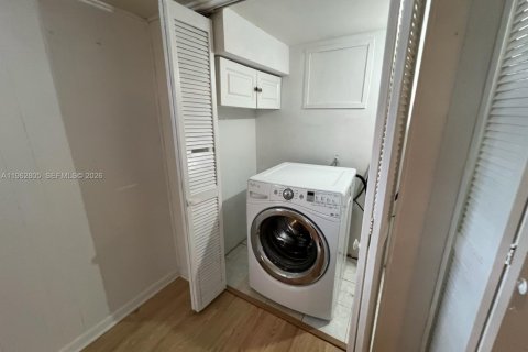 Villa ou maison à louer à Miami, Floride: 3 chambres, 181.44 m2 № 2085351 - photo 24