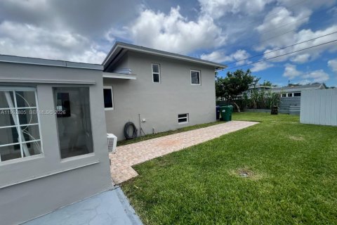 Villa ou maison à louer à Miami, Floride: 3 chambres, 181.44 m2 № 2085351 - photo 12