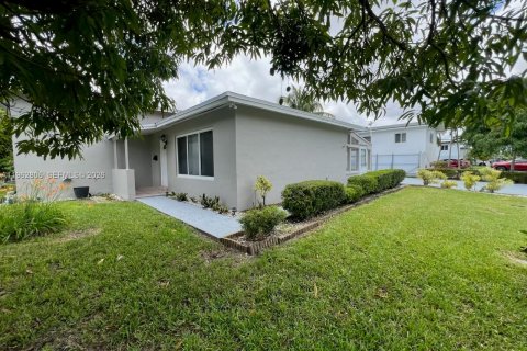 Casa en Miami, Florida 3 dormitorios, 181.44 m2 № 2085351