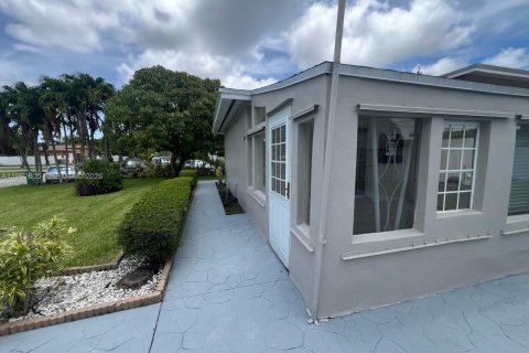 Villa ou maison à louer à Miami, Floride: 3 chambres, 181.44 m2 № 2085351 - photo 11
