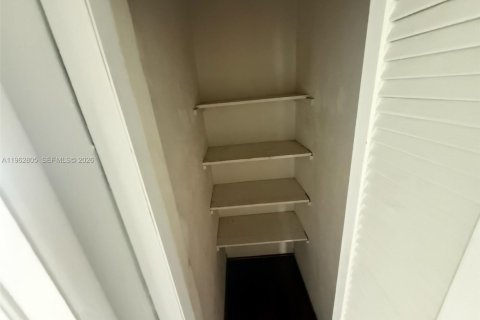 Villa ou maison à louer à Miami, Floride: 3 chambres, 181.44 m2 № 2085351 - photo 29
