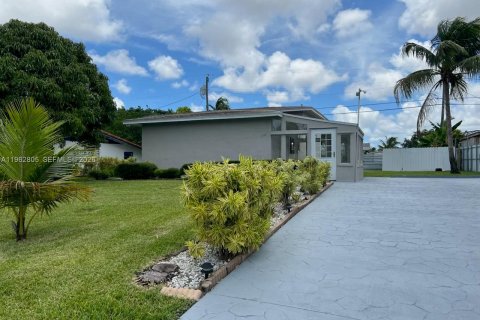 Villa ou maison à louer à Miami, Floride: 3 chambres, 181.44 m2 № 2085351 - photo 8