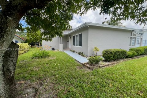 Villa ou maison à louer à Miami, Floride: 3 chambres, 181.44 m2 № 2085351 - photo 2
